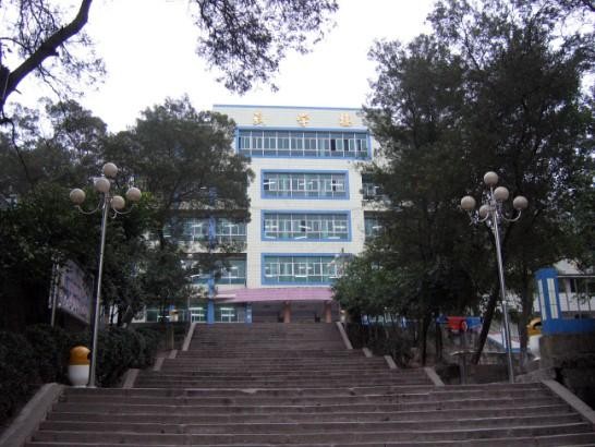  p>石柱第一职业中学校坐落在重庆市三峡库区腹心地带的历史文化名镇
