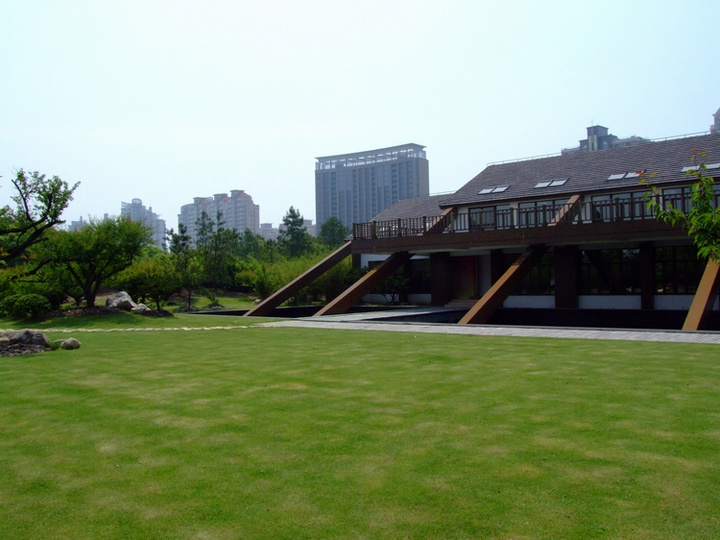 href/item/浦东新区>浦东新区/a>花木行政文化区,东邻芳甸路,南