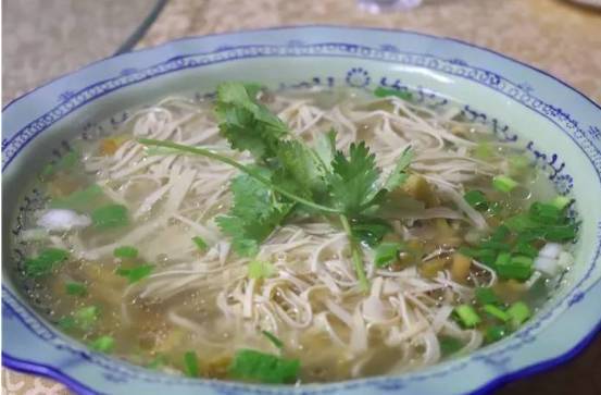  p>干丝汤是一道美食,制作原料主要有五香豆腐干,冬笋,火腿等. /p>