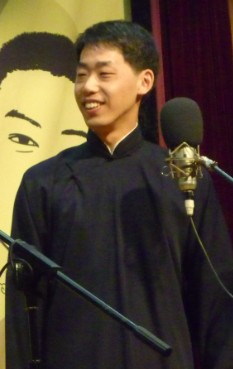 p></p></a>李丁,出生于中国,中国内地相声演员.