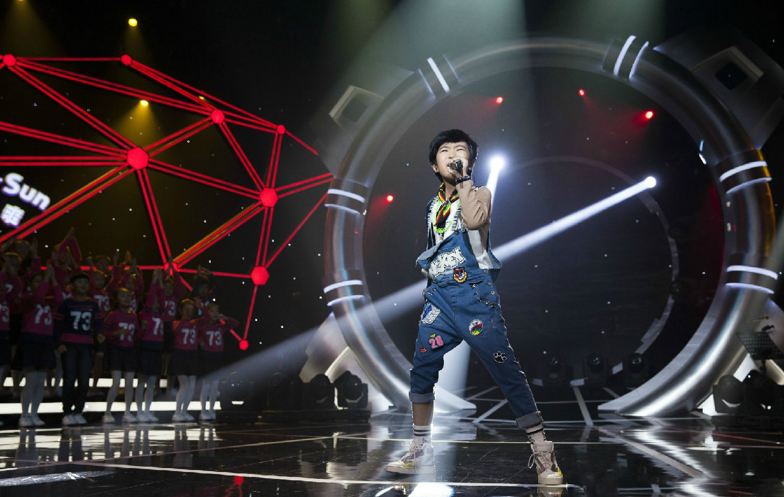 中国新声代第三季/a>学员"节奏小子"谢昊轩时尚潮流的苏格兰裙搭配