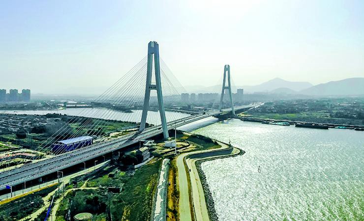  /p> p>巢湖大桥北起西坝路,上跨巢湖水道,南至亚父路;线路全长2149.