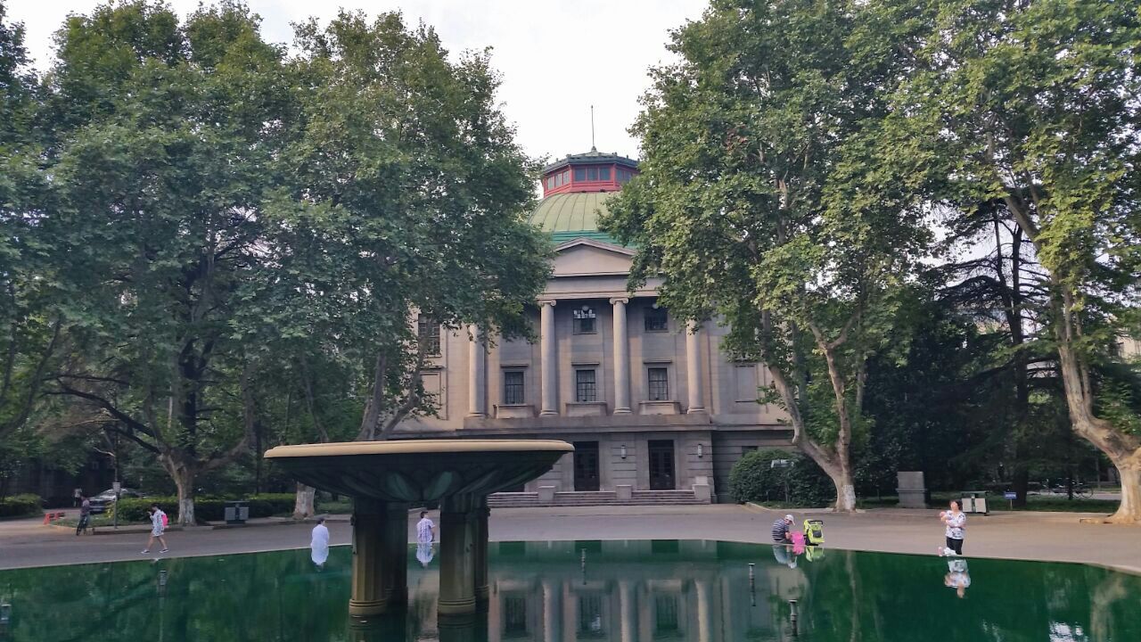  p>东南大学( i>southeast university /i>),简称"东大",主校区位于