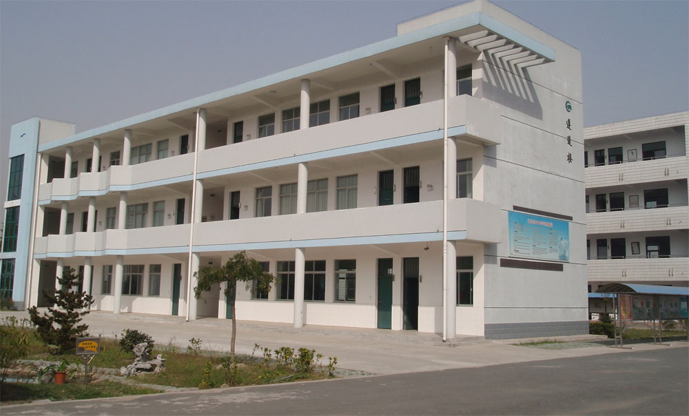 p>瓜洲中心中学(原运西中学)创建于1958年,位于扬州市南郊,亚洲名刹