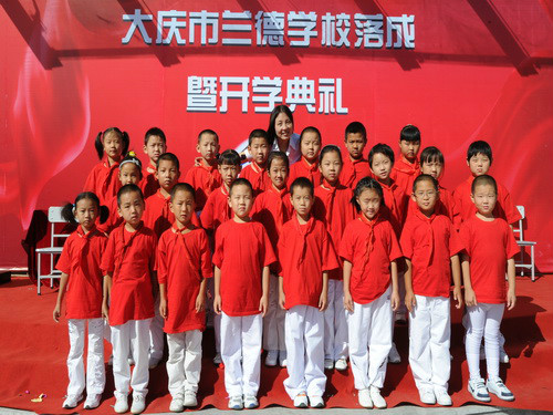  p>兰德学校是大庆市2009年重点民心工程,兰德地区的一所九年一贯制