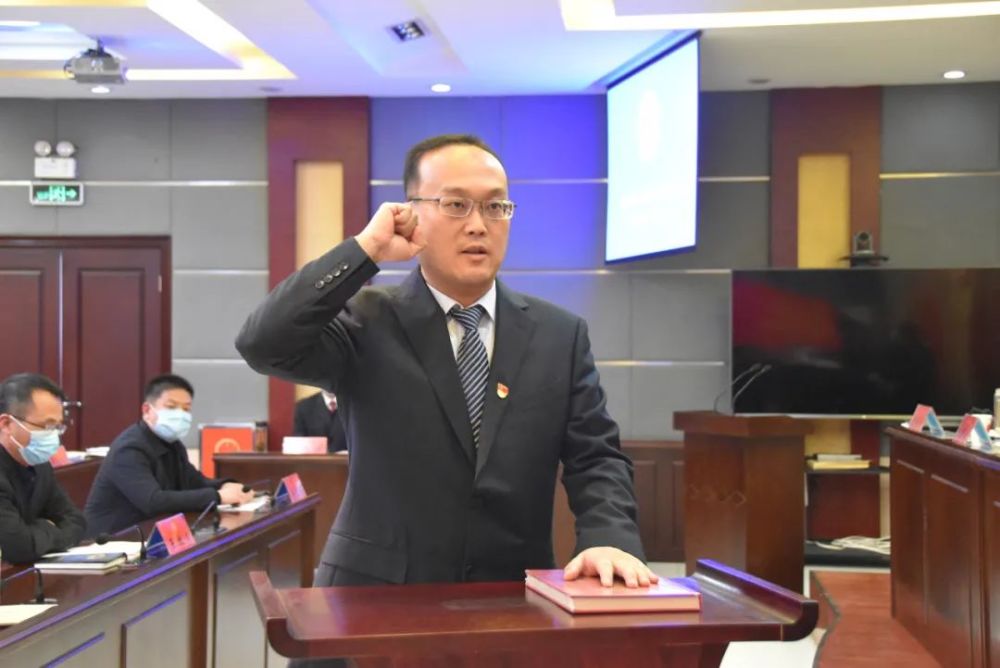 年12月参加工作,2001年6月加入中国共产党,省委党校大学文化,唐山市人