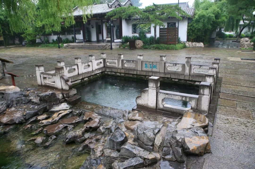  p>金线泉(jinxian spring)位于 a target="_blank" href="/item/济南