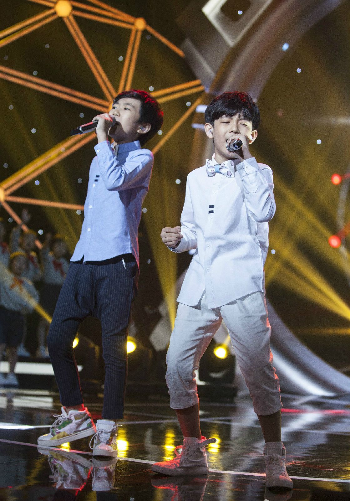 中国新声代第三季/a>学员"节奏小子"谢昊轩时尚潮流的苏格兰裙搭配