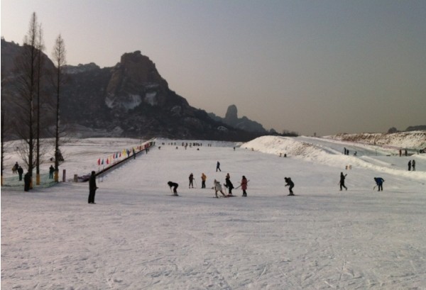 p>五莲山滑雪场位于山东省日照市五莲山风景区西北侧,北邻334省道,西