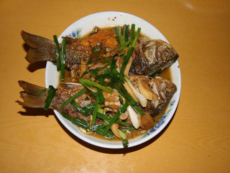 葱烤鲫鱼