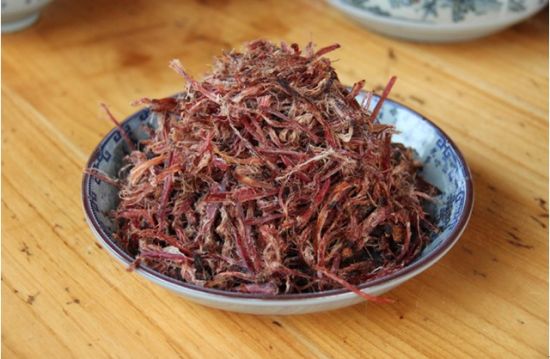 牛干巴是云南独特的风味食品,一般秋冬时节选取肥壮肉牛的后腿等部位