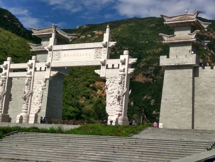  p>黄羊山森林公园位于河北省张家口涿鹿县城西北5公里处,占地面积