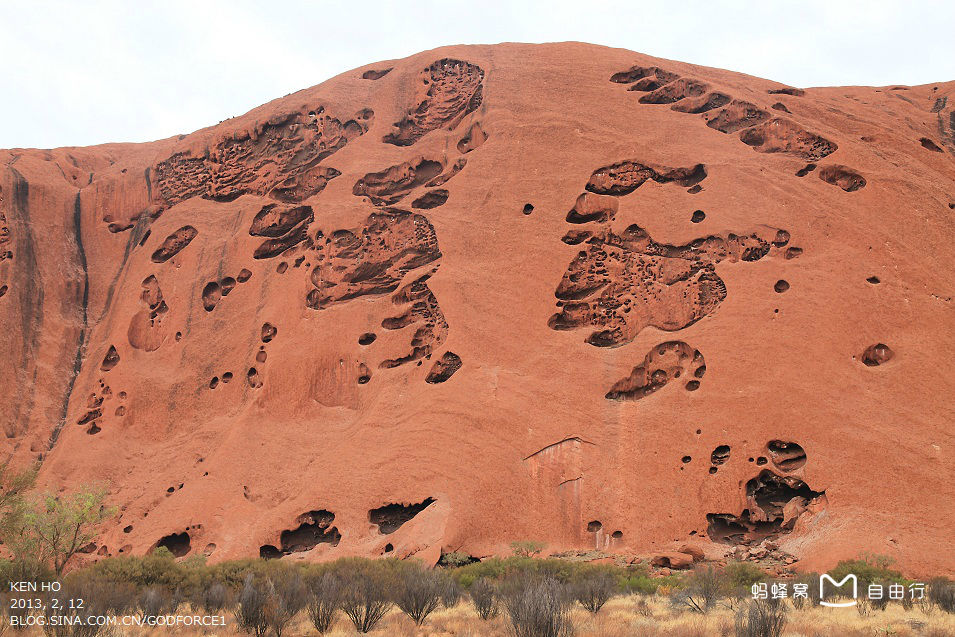 p>艾尔斯岩石(ayers rock)又名艾尔斯岩,艾尔斯巨石,当地原住民称其