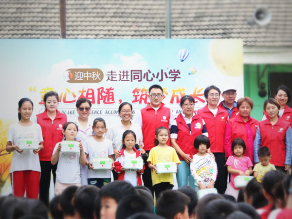 医院天使公益行走进同心实验学校(打工子弟学校)举行"迎中秋"童心相随