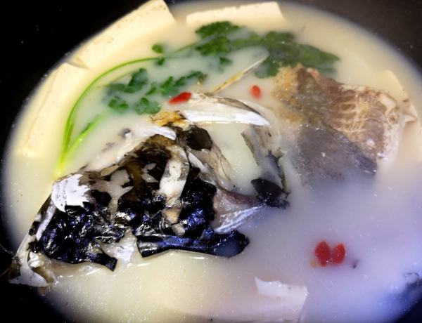  p>枸杞鱼头豆腐汤是一道家常菜,主要食材是鱼头,豆腐,配料有枸杞,蒜