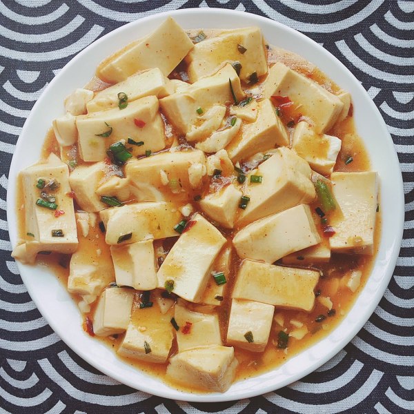  p>素烧豆腐是由豆腐,冬菇等为材料制作而成的一道菜品. /p>