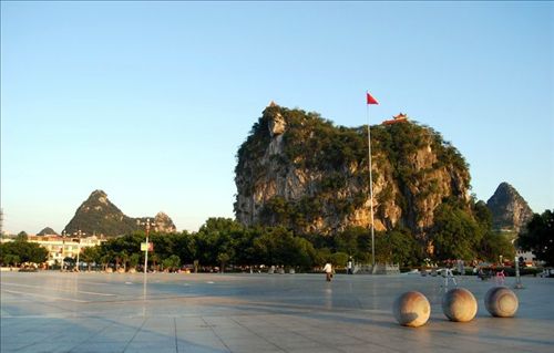 p b>贺州灵峰广场/b,位于贺州市区繁华向阳路上,是贺州市政治