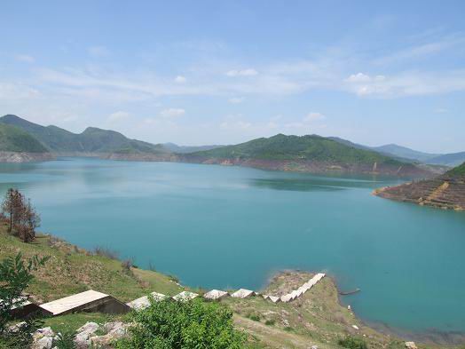 p>支嘎阿鲁湖原名水西湖(洪家渡,水面宽阔,水质清澈,自然景观独特