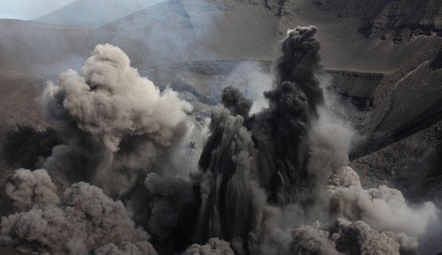  p>伊苏尔火山位于南太平洋瓦努阿图群岛塔纳岛上,拥有1300英尺宽(约