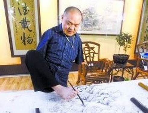 p>黄国富是 a href>三峡风光/a>展览厅专门聘请的画家.