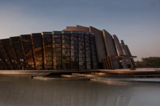  p>乌镇大剧院位于浙江省嘉兴市桐乡市乌镇西栅景区.乌镇大剧院西侧.