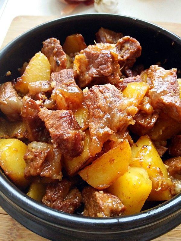 它和常规的土豆焖牛肉做法大同小异,无需酒店大厨那么多花样,我们要