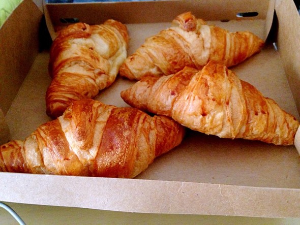 菠萝朗母牛角包