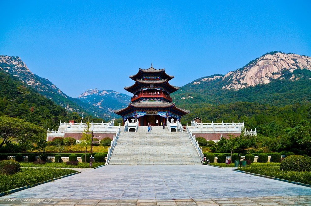 观音朝圣为莲花山旅游的一大特色,有山东云谷禅寺等众多佛教场所.