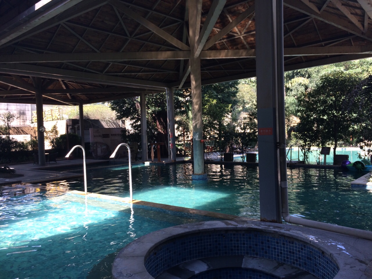 8℃,日流量2500吨,拥有52个天然温泉泡池. /p></p></a>