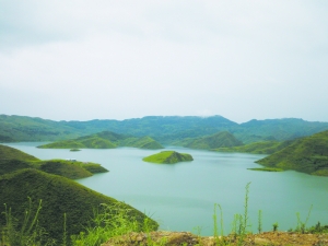 p>支嘎阿鲁湖原名水西湖(洪家渡,水面宽阔,水质清澈,自然景观独特