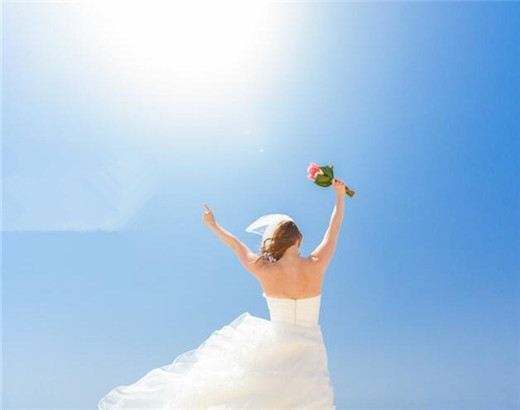 又称个人婚纱照,是影楼根据 a target=