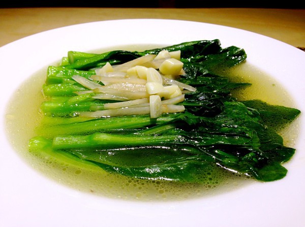 p>盐水菜心是一道鲜美的粤菜菜肴,堪称素菜中的"佛跳墙,吃起来清爽