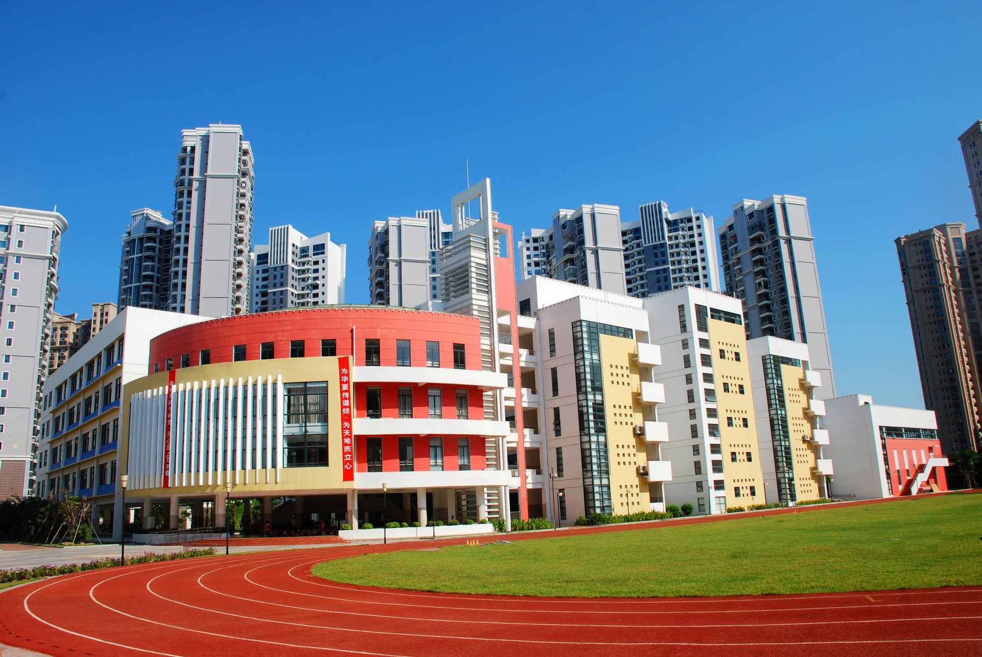 小学是海沧区政府2011年秋季在滨海社区创办的直属小学,学校占地