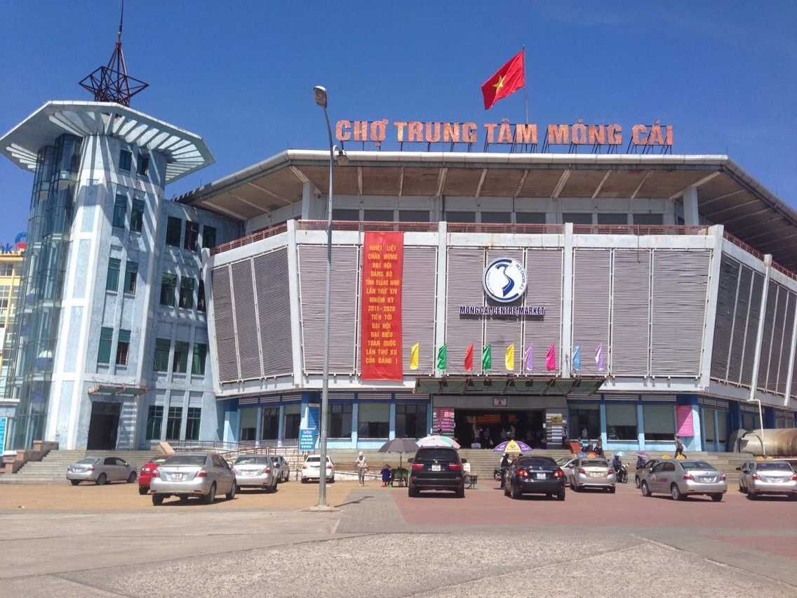  p>芒街市是越南北方靠近中国的一个小城,属越南广宁省,位于越南东北