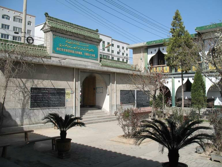  p>后街清真寺是甘肃省天水市的清真古寺之一,始建于元至正(1341