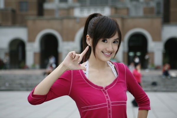  p>翁滋蔓 i>(smire) /i>,1986年10月28日出生于台湾省台北市,台湾女