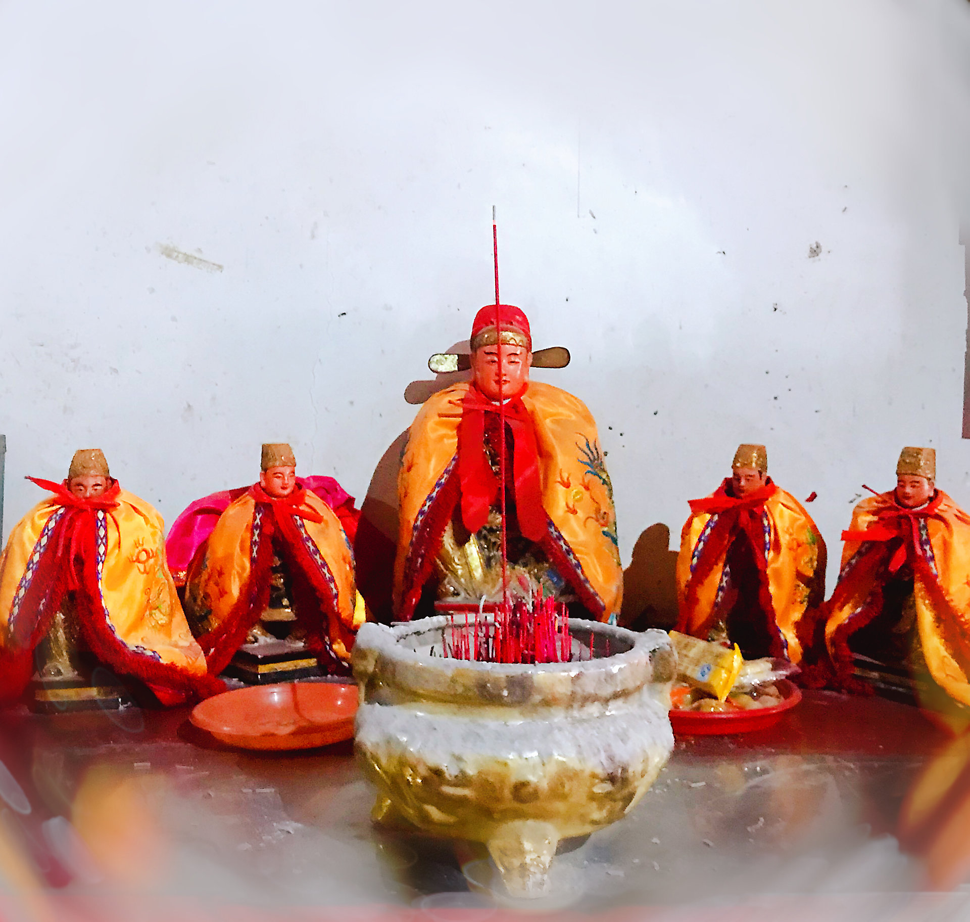 时逢乱世,横遭践踏,宫庙被毁,后又重兴,内供奉玄天上帝及所有护法神明