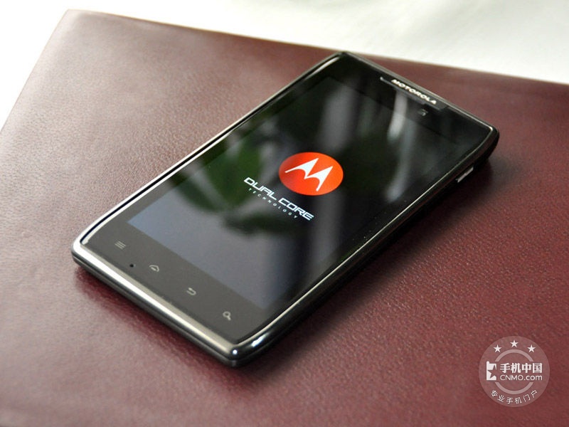 而超薄机身则是该机最大的亮点,作为全球最薄之一的智能手机,摩托罗拉