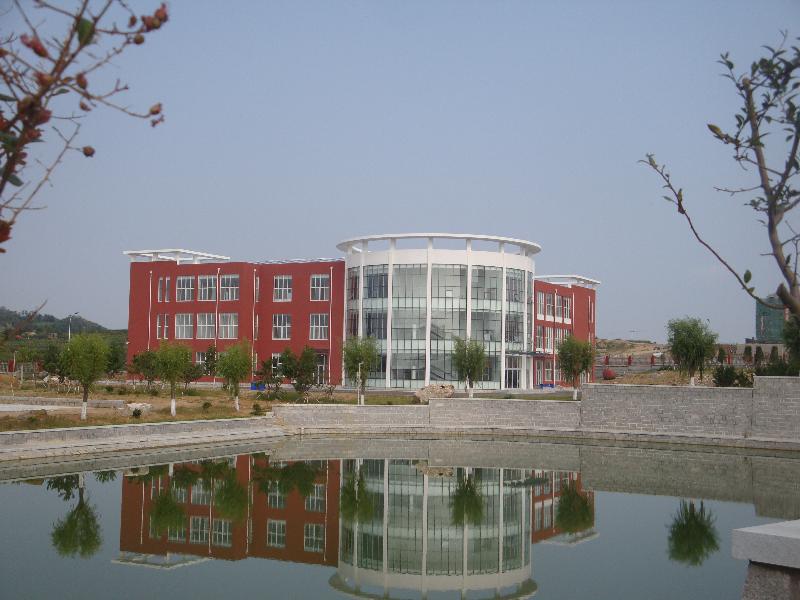  p>荣成市实验中学始建于1986年7月,是一所公办初级中学.