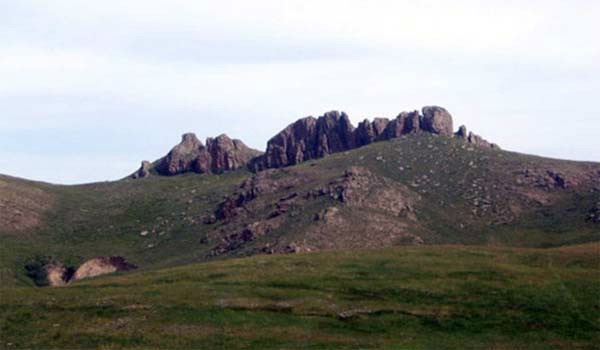 ">霍林郭勒 /a>市西北14公里处,距通辽市政府所在地科尔沁区320公里