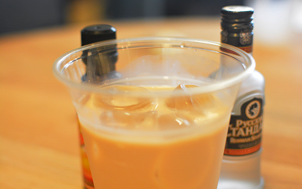  p>杏仁酸酒(amaretto sour)是一款 a href="#" data-lemmaid="75205"