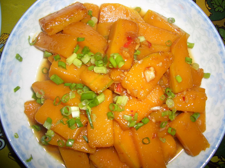  p>红烧南瓜是一道美食,主要食材是南瓜.