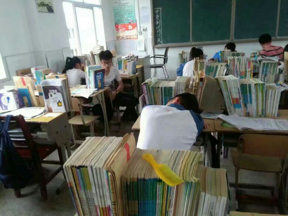  p>红安县第五中学,亦即原张家湾中学,坐落在红安县城东,校园环境优美