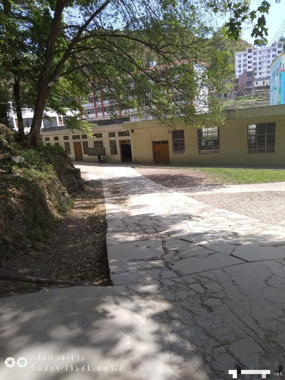  p>南丹县月里中学坐落于月里镇龙头山下,学校创建于1965年,占地面积