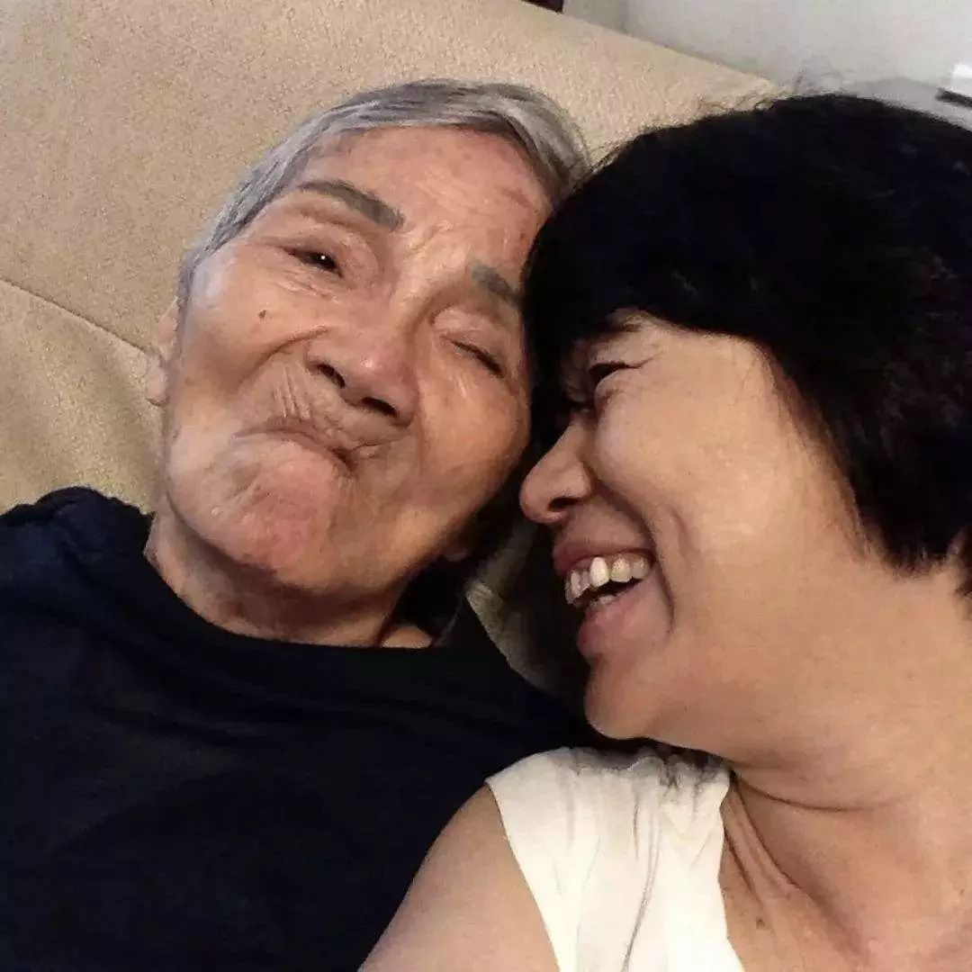 龙应台辞官照顾失忆母亲：人生里比目送更伤人的，是遗忘_百科TA说