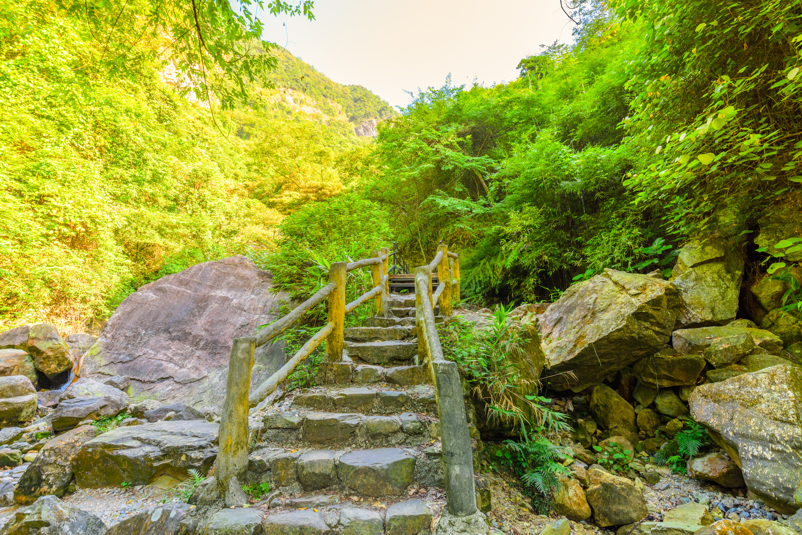  p>天门沟景区地处广东省英德市石牯塘镇八宝山(古称尧山),属于355