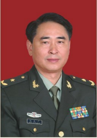 陆军第31集团军参谋长等职,2005年任第1集团军副军长,少将军衔;2012年