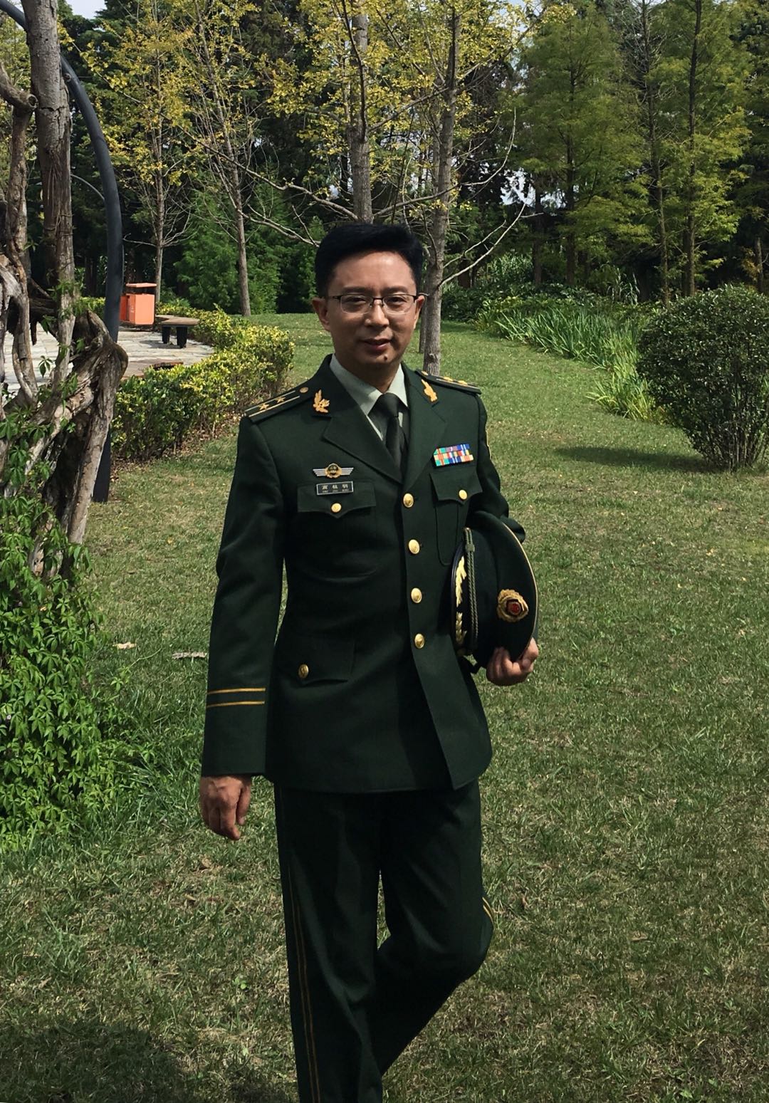学历,曾服役于中国人民武装警察部队云南公安边防总队,武警中校警衔