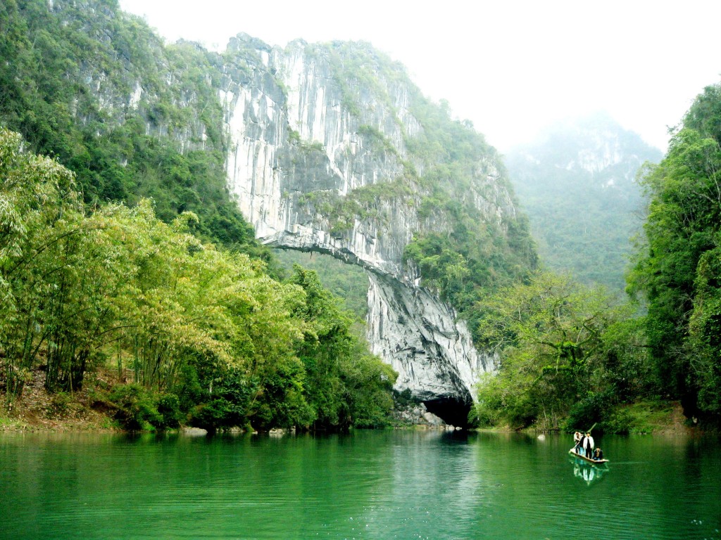  p>仙人桥景区位于 a target="_blank" href="/item/天峨县/2392419"