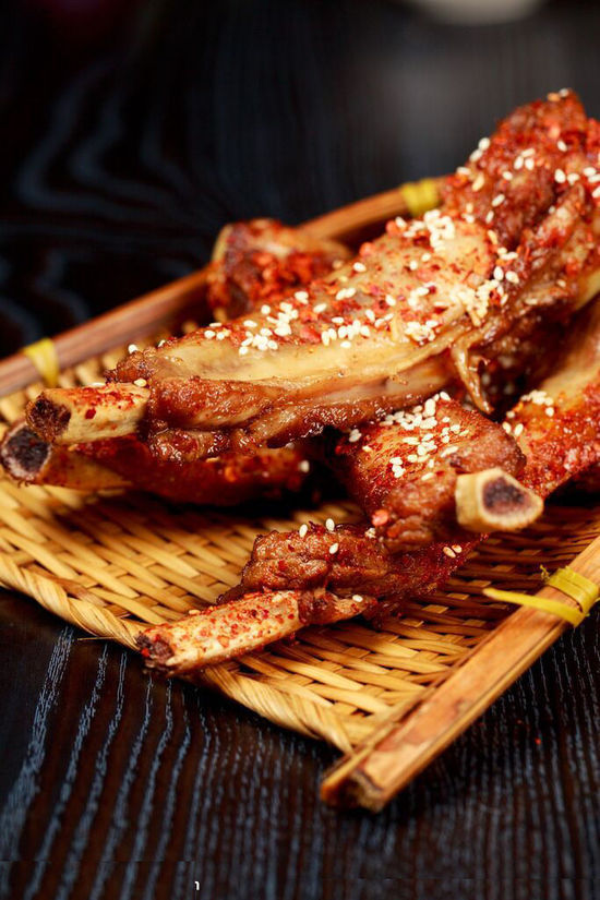  p>烤棒骨是一道食品,主料是 a target="_blank" href="/item/猪大